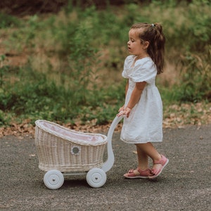 Witte rieten poppenwagen, rieten kinderwagen, poppenwagen, milieuvriendelijk, vintage natuurlijk materiaal, hoge kwaliteit perfect cadeau voor meisje
