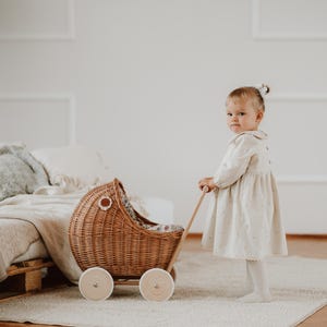 Ongeverfde natuurlijke rieten wagen voor baby-, rieten en beukenhouten boho-poppenwagen! Milieuvriendelijk, vintage natuurlijk materiaal, perfect cadeau.