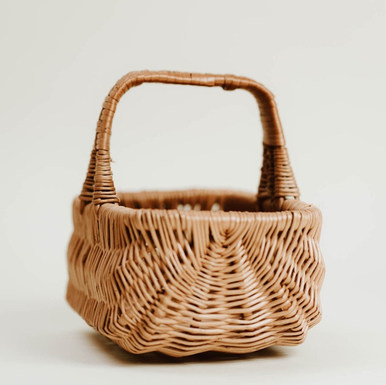 FAST SHIPPING Dutch-style wicker basket handmade in Poland, eco picnic tote, shopping basket, beach bag, storage for crafts, fruit, beverages, or wool yarn, rustic farmhouse decor, durable natural wicker, cottagecore picnic accessory, gift for her, zero waste lifestyle, artisan handwoven basket in 3 sizes, perfect for home or outdoor adventures