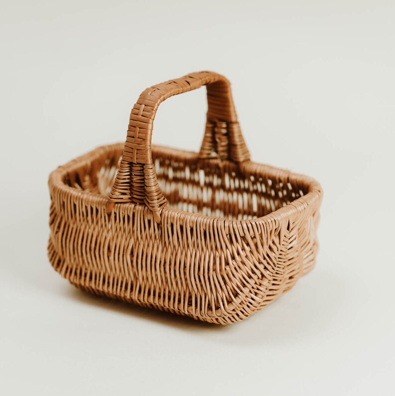 FAST SHIPPING Dutch-style wicker basket handmade in Poland, eco picnic tote, shopping basket, beach bag, storage for crafts, fruit, beverages, or wool yarn, rustic farmhouse decor, durable natural wicker, cottagecore picnic accessory, gift for her, zero waste lifestyle, artisan handwoven basket in 3 sizes, perfect for home or outdoor adventures