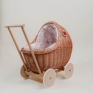 Zwaan beddengoed kinderwagen, natuurlijke rieten kinderwagen, boho rieten poppenwagen! Milieuvriendelijk, natuurlijk materiaal, perfect cadeau voor verjaardag!