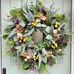 Corona decorativa para la puerta principal durante todo el año