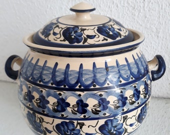 Peut inclure: Un pot en céramique bleu et blanc avec un couvercle. Le pot est décoré d'un motif floral et d'une bande bleue ondulée autour du milieu. Le couvercle est décoré d'un motif floral.
