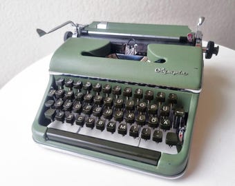 Máquina de escribir Olympia de la década de 1950, modelo "SM2", máquina de escribir de maleta Wilhelmshaven, Alemania Occidental, década de 1960