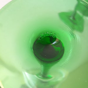 K&ouml;nnte beinhalten: Nahaufnahme des Bodens eines gr&uuml;nen Glasbechers mit der Aufschrift "FRANCE" am Boden.