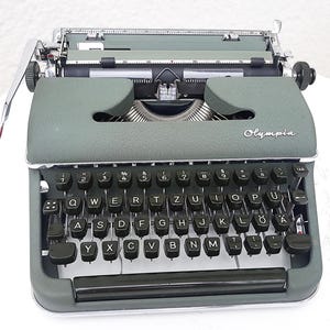 Macchina da scrivere Olympia degli anni &#39;50 con custodia, Germania, zona occidentale, anni &#39;60