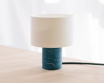 Blauwe HALO lamp - Minimalistische tafel- of bedlamp met een strak en modern design
