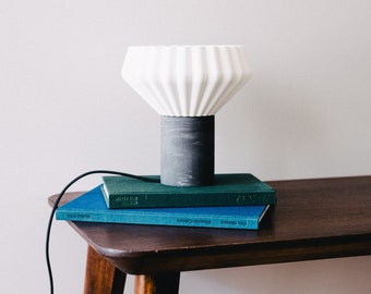 LAMPE E27 + COQUILLE - Lampe de table design et minimale fabriquée en France parfait pour la chambre le salon