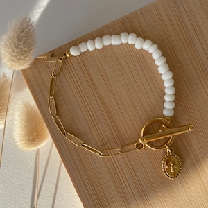 Paperclip chain bracelet, white pearls and T clasp in gold-plated stainless steel