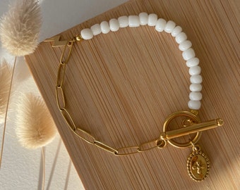 Bracelet chaîne trombones, perles blanches et fermoir T en Acier inoxydable doré