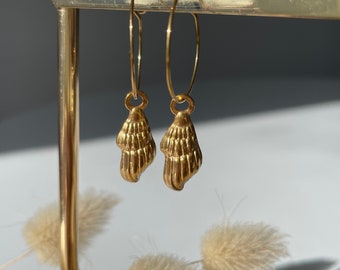 Mini Shell Hoop Earrings in gold-plated stainless steel