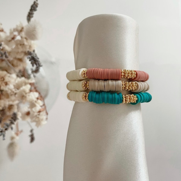 Bracelets en Perles Heishi bicolores & Intercalaires Fleur dorés - personnalisables