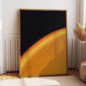 Könnte beinhalten: Abstrakter Kunstdruck mit einem auffälligen Design. Das Kunstwerk zeigt einen Farbverlauf von Gelb und Orange vor einem schwarzen Hintergrund, gerahmt in Naturholz. Das Stück wird in einem Raum mit neutralen Tönen und einer dekorativen Vase ausgestellt.