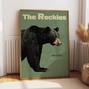 Pode incluir: Um p&ocirc;ster de estilo vintage com fundo verde que apresenta um urso preto com o texto "The Rockies" e "black bear" em uma fonte em negrito sem serifa.