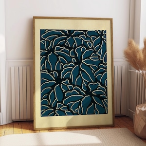 Può includere: Stampa artistica incorniciata con un motivo floreale verde acqua e nero con contorni bianchi. L'opera d'arte è presentata in una cornice di legno marrone chiaro con un passe-partout color crema. La stampa è appoggiata a una parete bianca, con un tappeto beige e un vaso in primo piano.