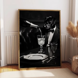 Czarny pies rasy labrador serwujący szampana Zabawny czarno-biały nadruk z psem w stylu vintage plakat z napojami dekoracja ścienna baru