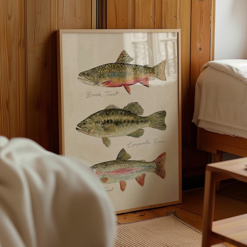 Puede incluir: L&aacute;mina enmarcada con ilustraciones en acuarela de tres especies de peces: trucha de arroyo, lubina y trucha. La obra de arte tiene una est&eacute;tica vintage, con los peces representados en detalle sobre un fondo neutro. La impresi&oacute;n est&aacute; enmarcada en un marco de madera clara.