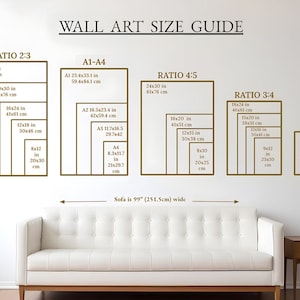 Op de afbeelding: Een wandkunst-formaatgids met verschillende verhoudingen en maten in inches en centimeters. De gids toont de afmetingen van verschillende formaten wandkunst, waaronder 2:3, 4:5 en 3:4 verhoudingen. De gids bevat ook een bank voor schaal, die 99 inch breed is.