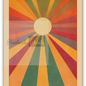 Op de afbeelding: Een retro-zonnestralenontwerp met een gele zon in het midden. De achtergrond is een mix van oranje, rode, gele en groene strepen.