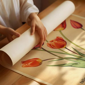 Może przedstawiać: Winietkowy wydruk botaniczny przedstawiający zbliżenie czerwonych tulipan&oacute;w z zielonymi łodygami i liśćmi na beżowym tle. Wydruk jest zwinięty i rozwijany przez rękę.