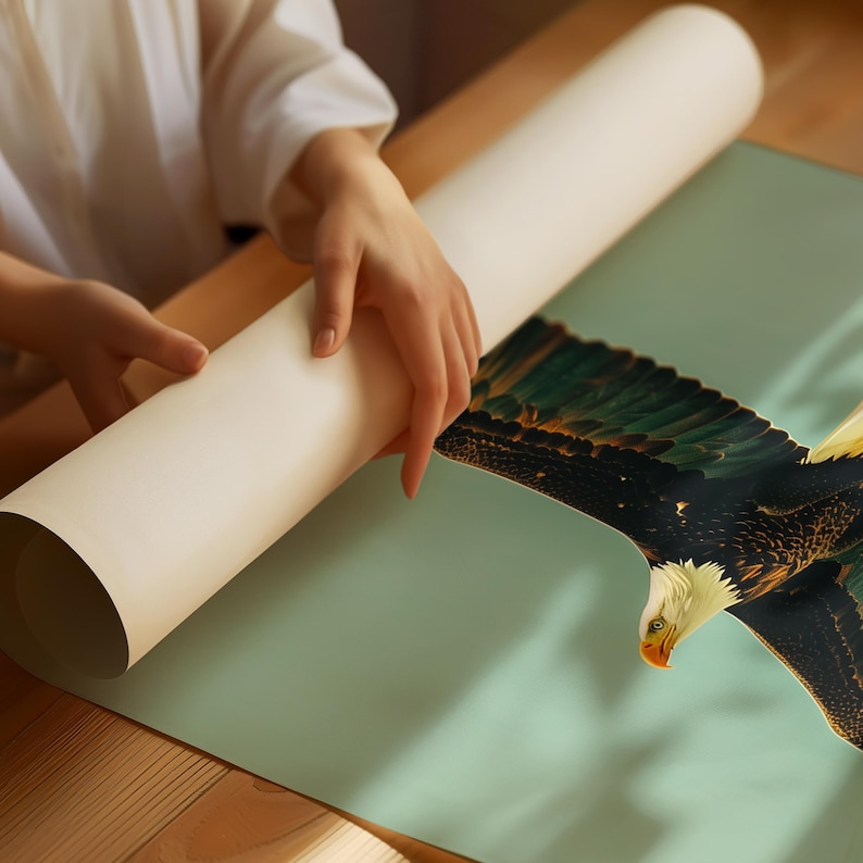 Pu&ograve; includere: Un rotolo di carta color crema viene srotolato per rivelare una dettagliata illustrazione di un'aquila calva con le ali spiegate. L'aquila ha piume nere e marroni, una testa bianca e un becco giallo. La stampa &egrave; su una superficie verde chiaro.