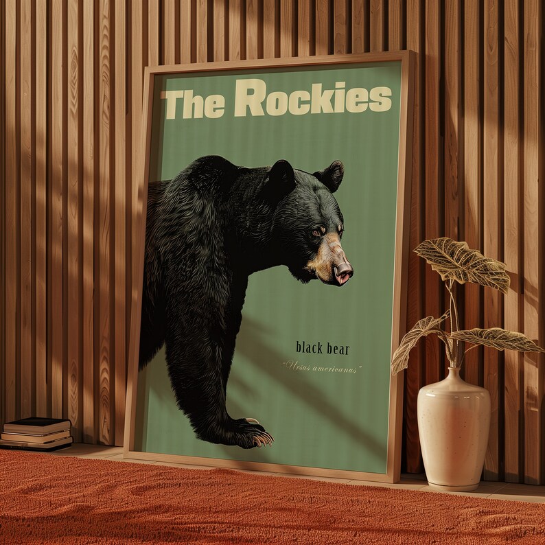Pode incluir: Um p&ocirc;ster de estilo vintage com o texto "The Rockies" em uma fonte amarela em negrito. O p&ocirc;ster apresenta uma ilustra&ccedil;&atilde;o de um urso preto com o texto "black bear" e "Ursus americanus" abaixo. O p&ocirc;ster tem um fundo verde.