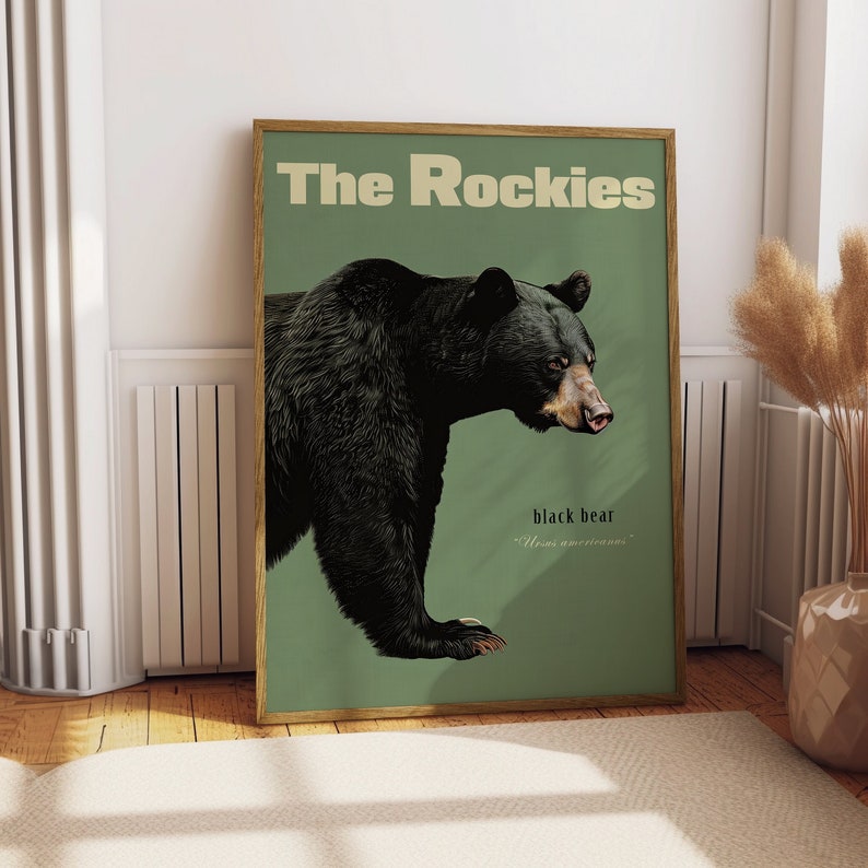 Pode incluir: Um p&ocirc;ster de estilo vintage com fundo verde que apresenta um urso preto com o texto "The Rockies" e "black bear" em uma fonte em negrito sem serifa.