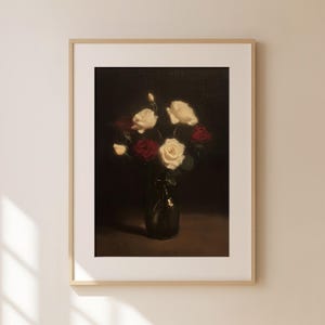 Impresión de pintura al óleo vintage de un jarrón de rosas, estampado de ramo floral de estilo francés neutro, ilustración botánica gótica oscura, póster de estilo rústico chic.