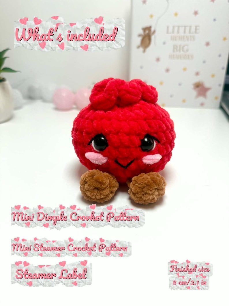 Puede incluir: Un juguete de peluche tejido a ganchillo rojo con cuerpo redondo, pies marrones, ojos de seguridad negros y mejillas rosadas. El texto incluye: What's included, Mini Dimple Crochet Pattern, Mini Steamer Crochet Pattern, Steamer Label, Finished size 8 cm/3.1 in.