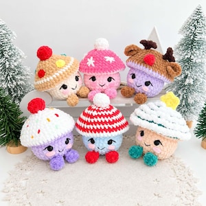 Peut inclure: Six peluches crochetées en forme de champignons avec divers chapeaux. Les chapeaux présentent des motifs incluant des pompons rouges, des bois de renne et une étoile jaune. Chaque peluche a un corps rond, de petits membres et des yeux et sourires noirs brodés.