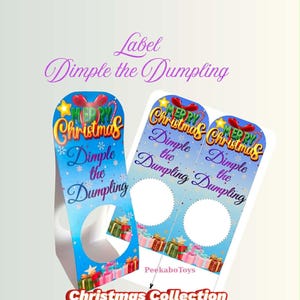 Peut inclure: Deux étiquettes de présentation en carton bleu avec le texte Merry Christmas Dimple the Dumpling, décorées de boîtes cadeaux colorées, d'étoiles et de flocons de neige. Les étiquettes ont des découpes circulaires et le texte PeekaboToys Christmas Collection.