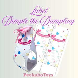 Może przedstawiać: Biała papierowa torebka prezentowa oraz płaski arkusz z nadrukiem zawierającym tekst Dimple the Dumpling i PeekaboToys. Wzór zawiera kolorowe serca w odcieniach niebieskiego, różowego i żółtego. Torebka ma różową wstążkę i okrągłe wycięcia.
