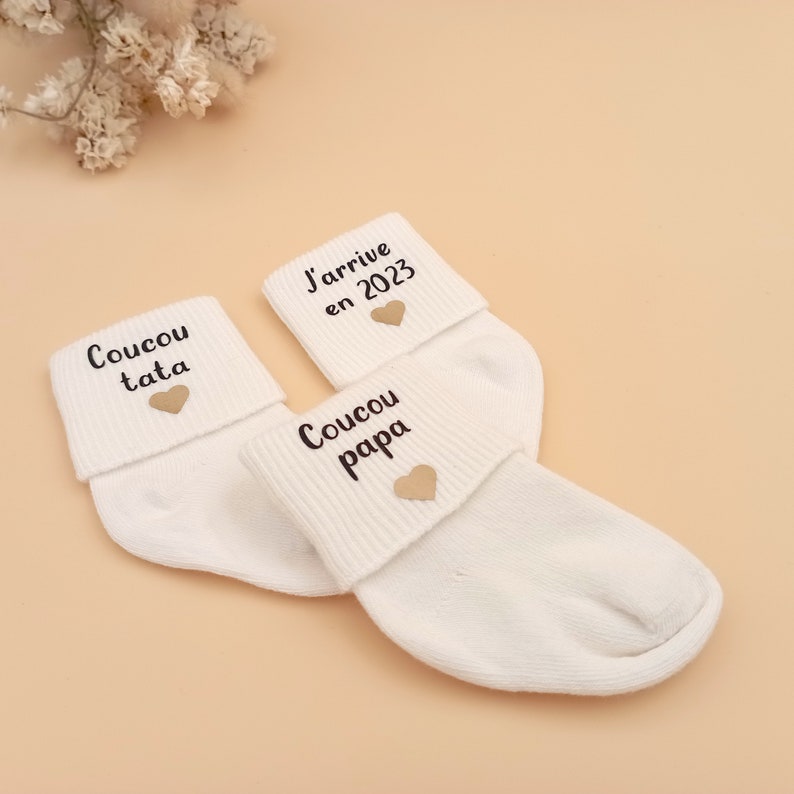 Coucou Tata, J'arrive en 2024, Idée cadeau chaussettes bébé personnalisées pour annoncer grossesse, chaussettes bébé annonce grossesse, surprise pour tante image 7