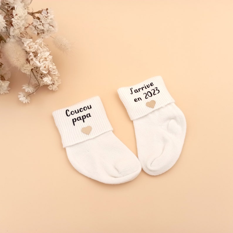 Coucou Tata, J'arrive en 2024, Idée cadeau chaussettes bébé personnalisées pour annoncer grossesse, chaussettes bébé annonce grossesse, surprise pour tante image 5