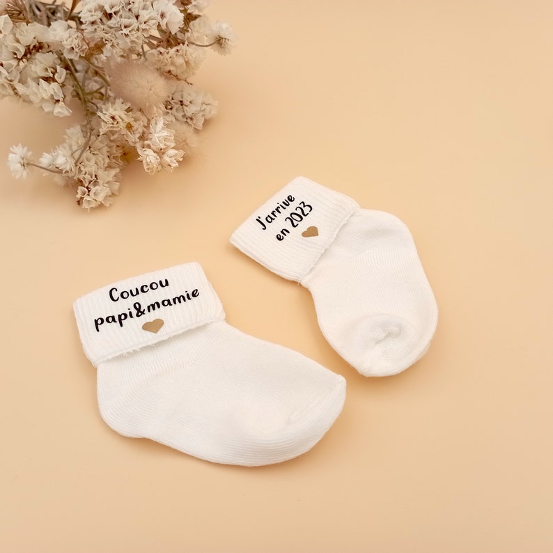 Coucou Papi et Mamie, J'arrive en 2024, Chaussettes bébé pour faire-part de grossesse aux grands-parents, Vous serez grand-mère, Vous serez grand-père Chaussette