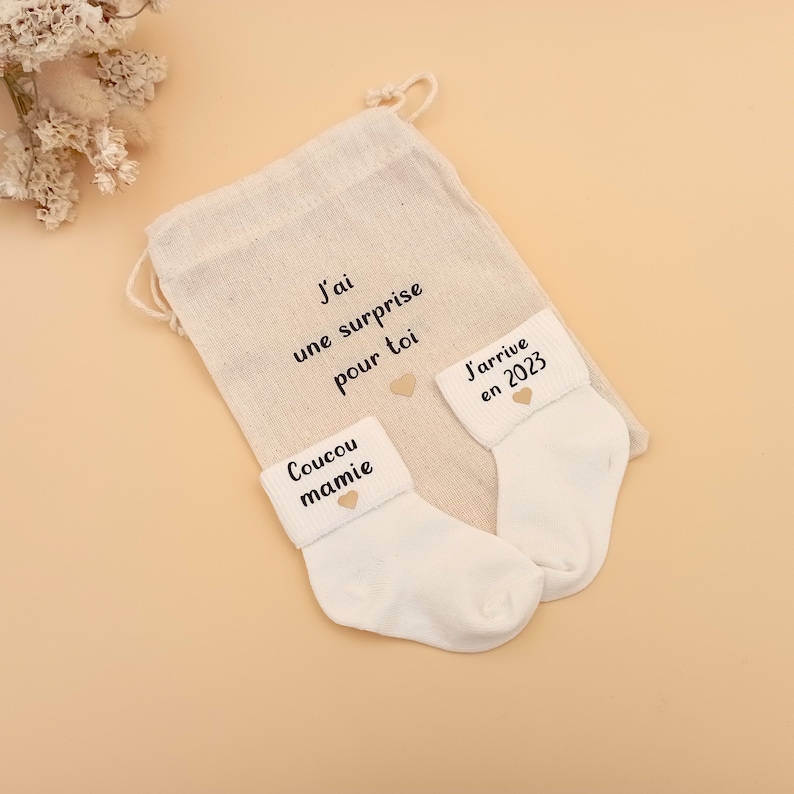 Coucou Mamie, J'arrive en 2024, Idée cadeau chaussettes bébé personnalisées pour annoncer grossesse, chaussettes bébé annonce grossesse, surprise pour mamie Chaussette + Poche