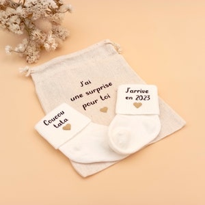 Coucou Tata, J'arrive en 2024, Idée cadeau chaussettes bébé personnalisées pour annoncer grossesse, chaussettes bébé annonce grossesse, surprise pour tante Chaussette+Poche