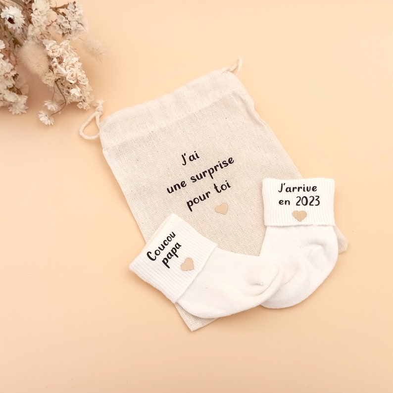 Coucou Tata, J'arrive en 2024, Idée cadeau chaussettes bébé personnalisées pour annoncer grossesse, chaussettes bébé annonce grossesse, surprise pour tante image 3