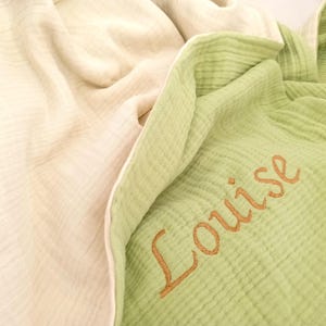 Personalisierte Bio-Musselin-Babydecke: Gestickter Name, Grün & Beige,