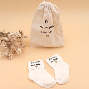 Coucou Mamie, J'arrive en 2024, Idée cadeau chaussettes bébé personnalisées pour annoncer grossesse, chaussettes bébé annonce grossesse, surprise pour mamie image 2