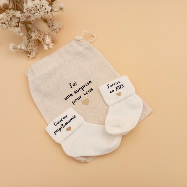 Coucou Papi et Mamie, J'arrive en 2024, Chaussettes bébé pour faire-part de grossesse aux grands-parents, Vous serez grand-mère, Vous serez grand-père