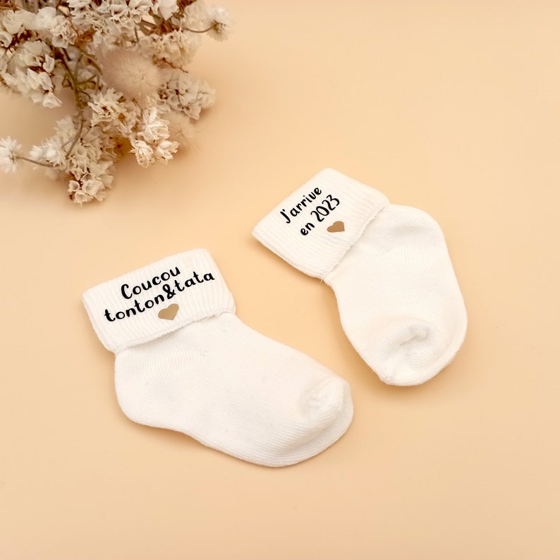 Coucou Tonton et Tata, J'arrive en 2024, Chaussettes bébé pour faire-part de grossesse à oncle et tante, Vous serez oncle, vous serez tante Chaussette