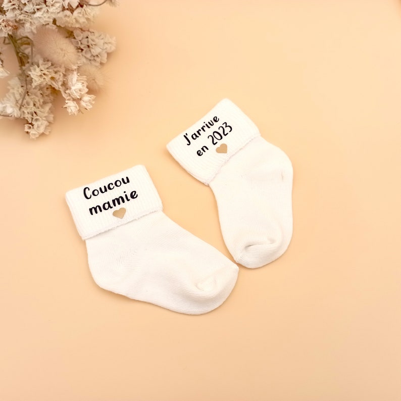 Coucou Mamie, J'arrive en 2024, Idée cadeau chaussettes bébé personnalisées pour annoncer grossesse, chaussettes bébé annonce grossesse, surprise pour mamie Chaussette