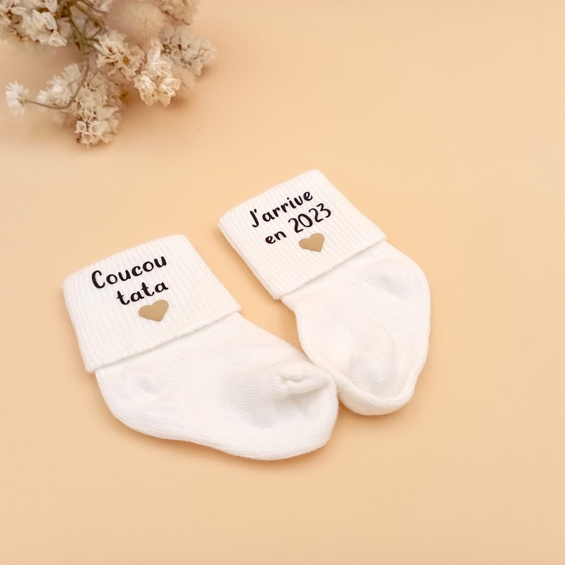 Coucou Tata, J'arrive en 2024, Idée cadeau chaussettes bébé personnalisées pour annoncer grossesse, chaussettes bébé annonce grossesse, surprise pour tante Chaussette