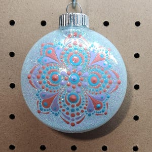 Ornamento glitterato mandala punteggiato - blu, viola e rosa