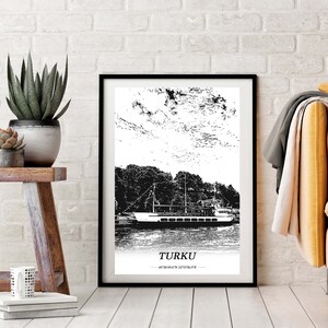Puede incluir: Ilustración en blanco y negro de un barco en una masa de agua con la palabra "TURKU" y el texto "60.4500° N 22.2667° E" debajo.