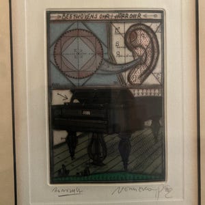 Op de afbeelding: Ingelijst kunstwerk met een gedetailleerde illustratie. Het bovenste gedeelte bevat tekst en een oordiagram. Het onderste gedeelte toont een piano. Het kunstwerk is in de onderste hoeken gesigneerd.