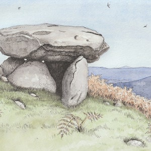 Puede incluir: Una pintura de acuarela de una gran formación rocosa plana en una ladera cubierta de hierba. La roca está equilibrada sobre tres rocas más pequeñas, creando un refugio natural. El fondo muestra una vista lejana de colinas onduladas.