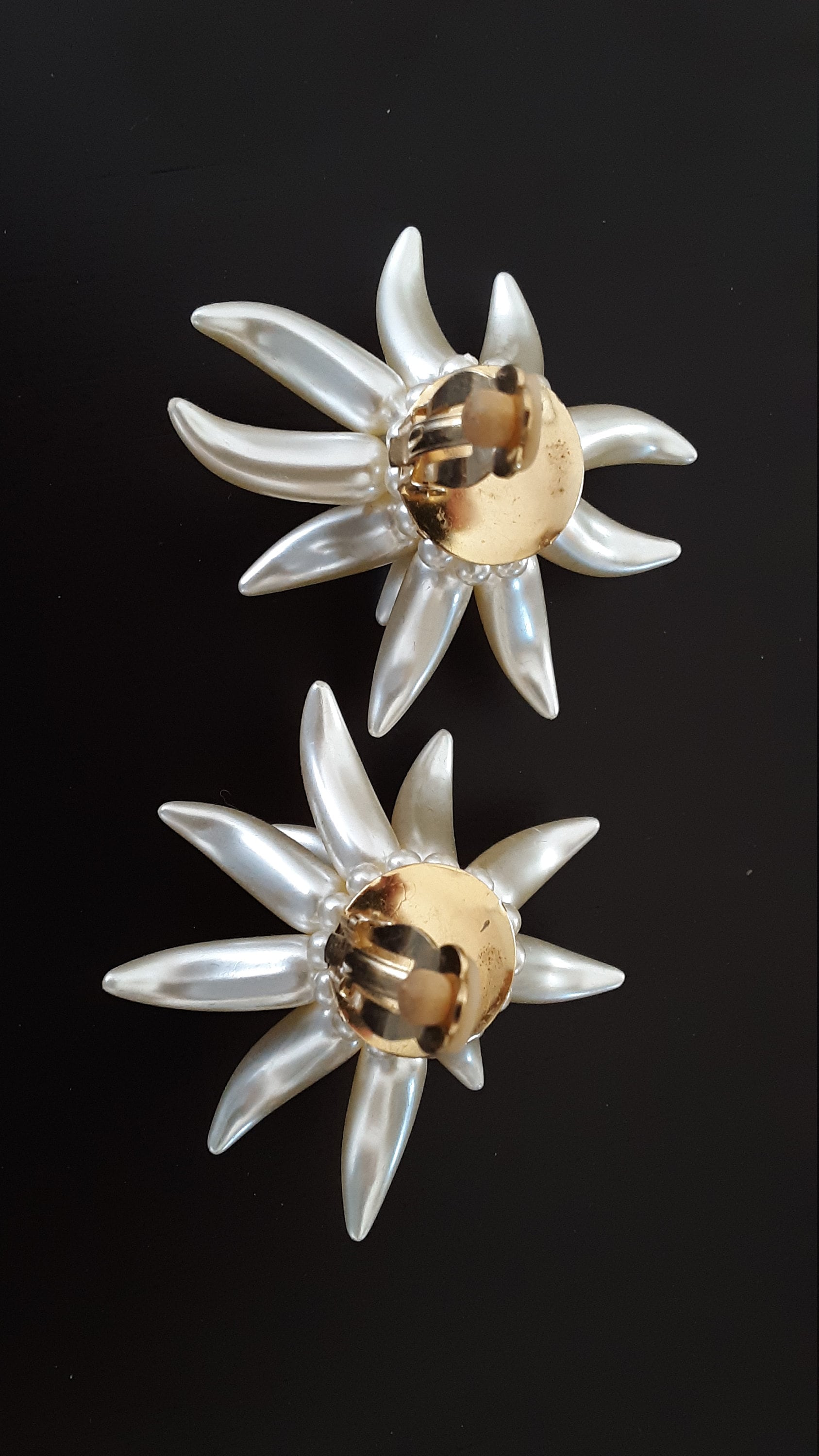 Gorgeous Cocktail Earrings Clip On 1993 Vintage Simulate Pearl Sea Anemone / Horn Earrings