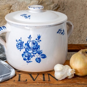 Vintage, fransk, lantlig stil, glaserad, 3L, stengodsgryta, vit med blå rosor.